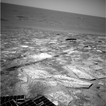 Opportunity am Abgrund, direkt am sdlichen Rand des Kraters mit Blick nach Sden auf den etwa 250m entfernten Einschlagort des Hitzeschildes