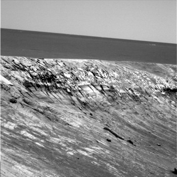 Opportunity am Abgrund mit Blick nach Sdwesten, im Hintergrund die etwa 900m entfernt liegende Backshell des Raumschiffes mit dem angeflanschten Fallschirm
